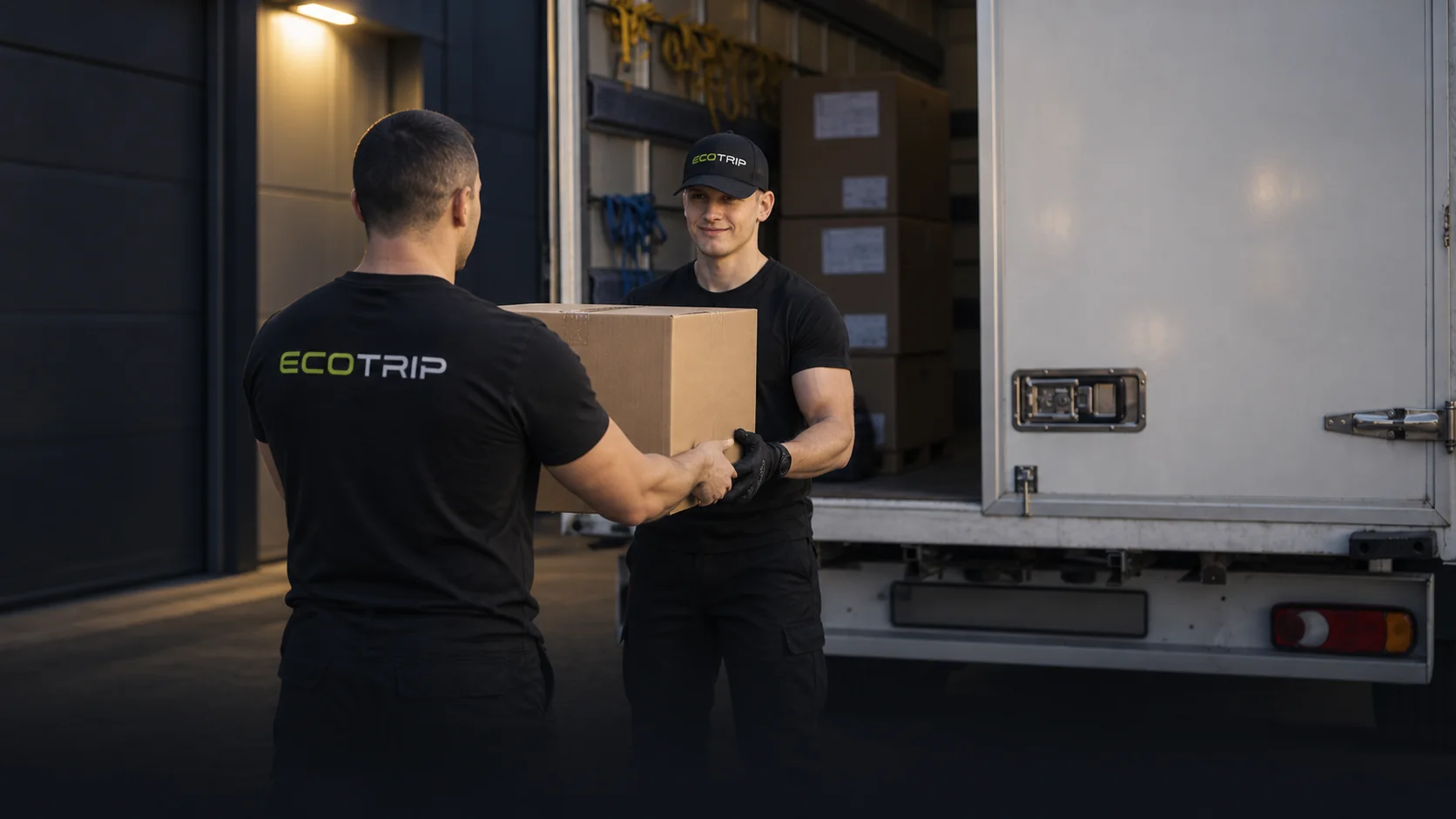 „EcoTrip“ komandos darbuotojai vakare perduoda siuntą prie krovininio automobilio. Iliustracija.