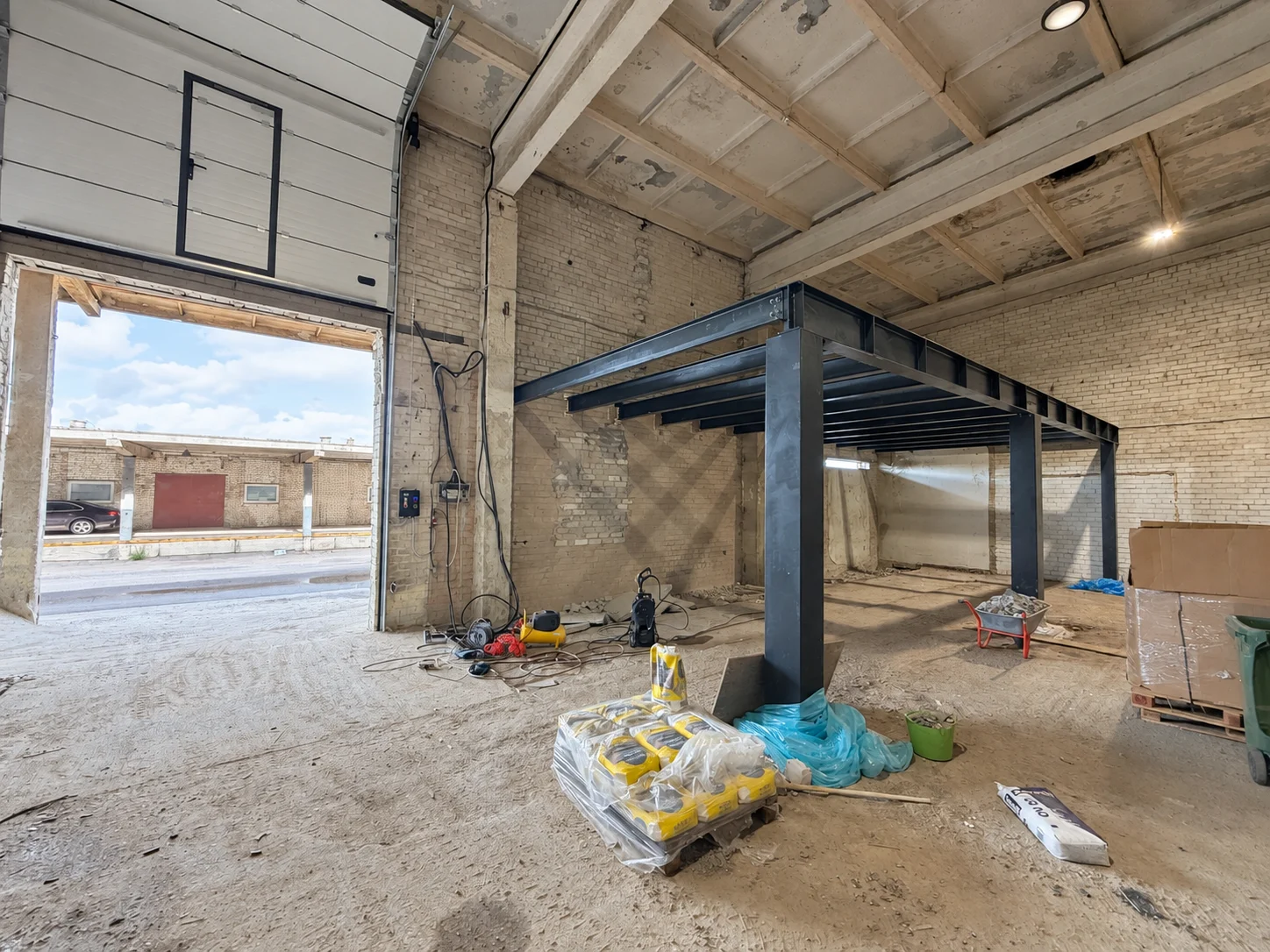 The future base interior under development: steel structure, doors and ongoing preparation work.